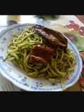 Tallarines. con salsa al pesto y filetitos de vacuno