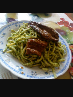 Una foto de Tallarines. con salsa al pesto y filetitos de vacuno