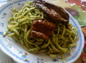 Una foto de Tallarines. con salsa al pesto y filetitos de vacuno