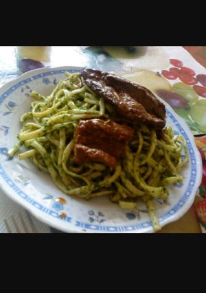 Una foto de Tallarines. con salsa al pesto y filetitos de vacuno
