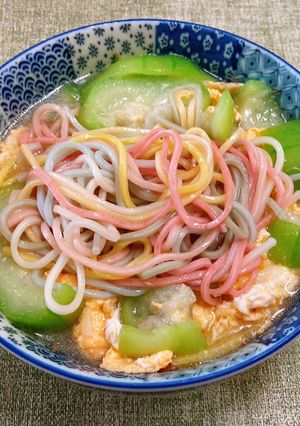 絲瓜蛋彩虹湯麵 的食譜成品照片