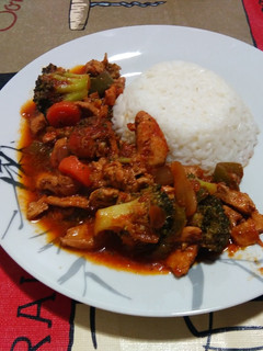 Una foto de Salteado de pollo con verduras en salsa