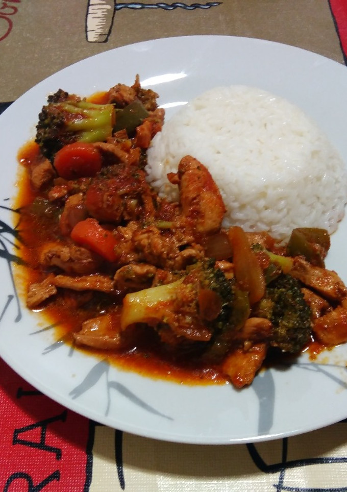 Una foto de Salteado de pollo con verduras en salsa