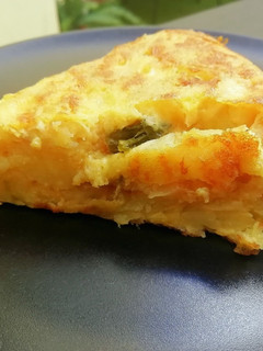 Una foto de Tortilla de papas con cebolla y pimientos verdes