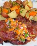 Chuletas de cerdo parrilleras con pebre de nísperos