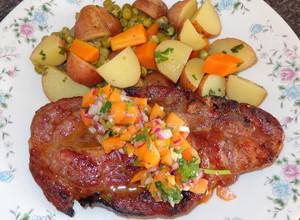 Una foto de Chuletas de cerdo parrilleras con pebre de nísperos