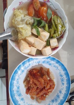 Hình của món Canh chua chay và chả chén sốt cà.