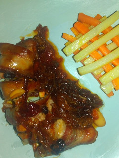 Una foto de Lomo mechado con guarniciones de verduras salteadas