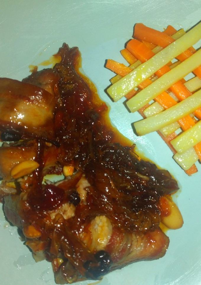 Una foto de Lomo mechado con guarniciones de verduras salteadas
