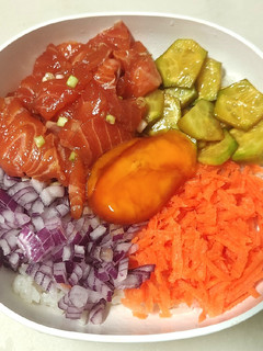 Una foto de Poke de salmón