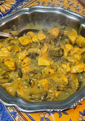 Une photo de Poulet à la crème, champignons et épices