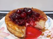 Una foto de postre de mascarpone y cerezas