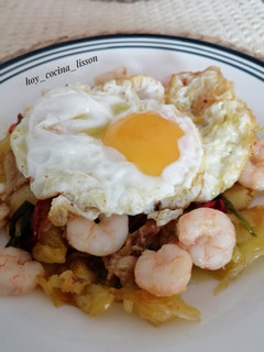 Una foto de Patatas a lo pobre con huevos y gambas