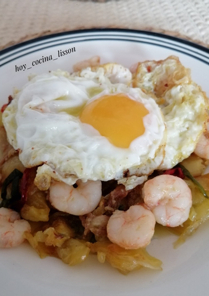 Una foto de Patatas a lo pobre con huevos y gambas