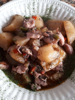 Una foto de Chopitos al pimentón con patatas