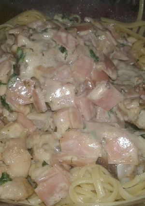 Una foto de Fideos con pollo a la crema
