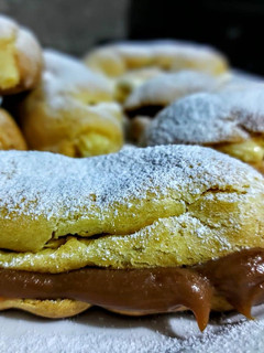 Una foto de ECLAIRS, Bollitos Rellenos Dulces...!💝