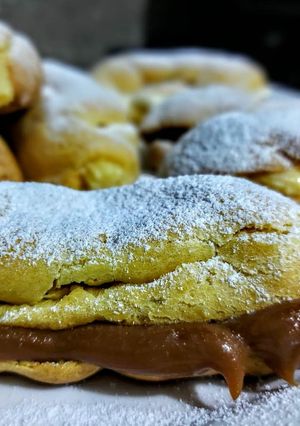Una foto de ECLAIRS, Bollitos Rellenos Dulces...!💝