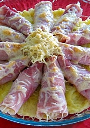 Hordós káposztával töltött sonkaszelet burgonyapüré ágyon recept fotója