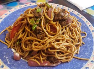 Una foto de Tallarines saltado con carne