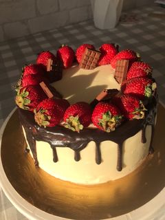 Фото Бісквітний торт з сирним кремом і полуничним конфі🍰.