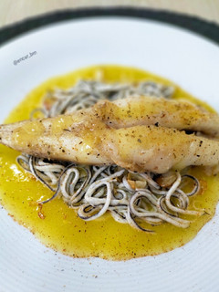 Una foto de Rape con gulas y salsa de naranja