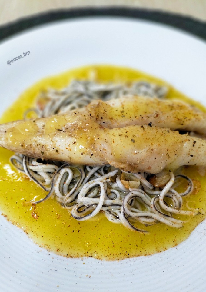 Una foto de Rape con gulas y salsa de naranja