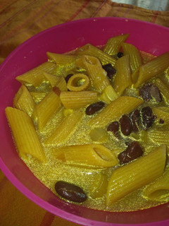 Una foto de Sopa de pasta integral y alubias con especias