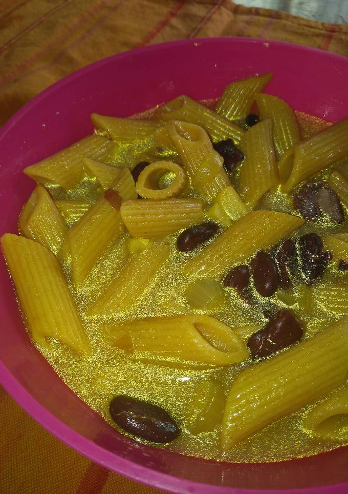 Una foto de Sopa de pasta integral y alubias con especias
