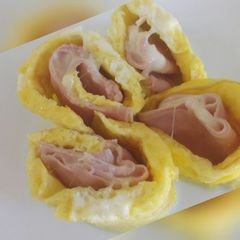 A picture of Ham and mozzarella egg roll.