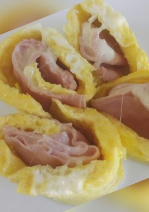 A picture of Ham and mozzarella egg roll.