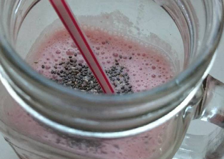 How to Prepare Ultimate Strawberry smoothie with chia seeds