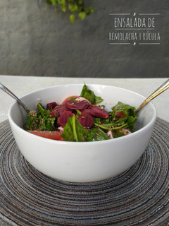 Una foto de Ensalada de remolacha y rúcula