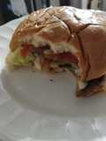 Hamburguesa de pollo molido con lentejas germinadas.