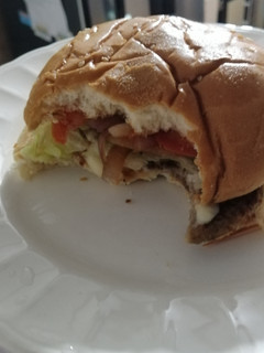 Una foto de Hamburguesa de pollo molido con lentejas germinadas.