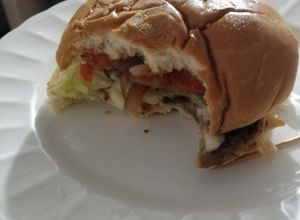 Una foto de Hamburguesa de pollo molido con lentejas germinadas.