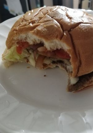 Una foto de Hamburguesa de pollo molido con lentejas germinadas.