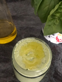 Una foto de Salsa verde claro para pescado, con brócoli, ricotta, albahaca y eneldo