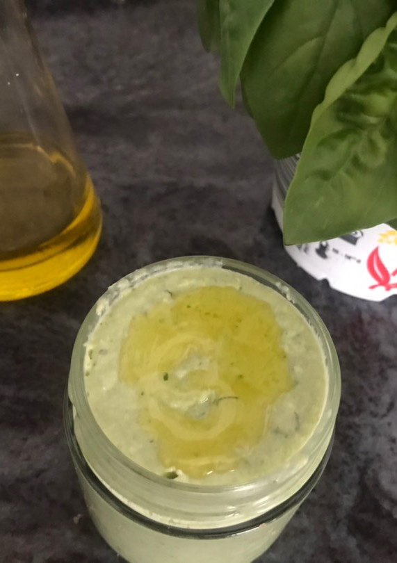 Una foto de Salsa verde claro para pescado, con brócoli, ricotta, albahaca y eneldo