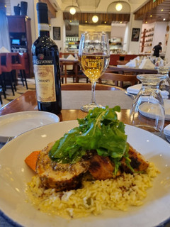 Una foto de Medallones de cerdo con cebolla caramelizada y queso mozzarella
