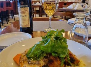 Una foto de Medallones de cerdo con cebolla caramelizada y queso mozzarella