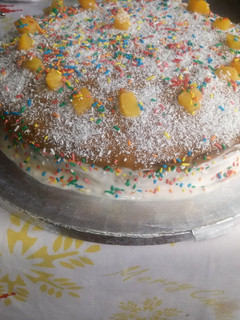 Una foto de Pastel de manjar crema chantilly durazno y coco