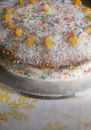 Una foto de Pastel de manjar crema chantilly durazno y coco