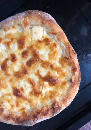 Hình của món 4 cheese pizza.