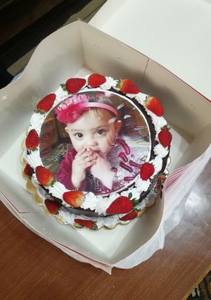 صورة لوصفة قالب عيد ميلاد بحشوة الشوكولاته