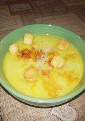 Una foto de Crema de calabacín con crujientes