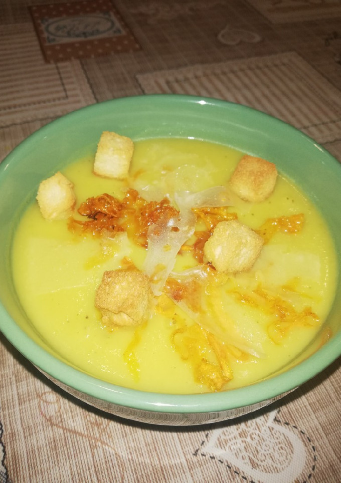 Una foto de Crema de calabacín con crujientes