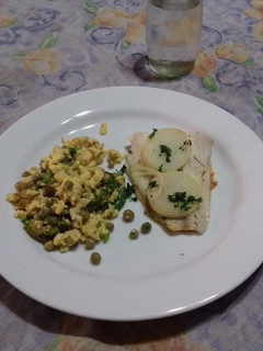 Una foto de Filet de merluza con huevos picantes