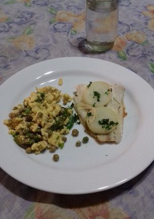 Una foto de Filet de merluza con huevos picantes