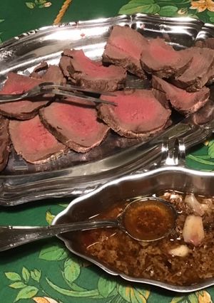 Une photo de Rôti de bœuf à l'ail fumé et jus de sanglier